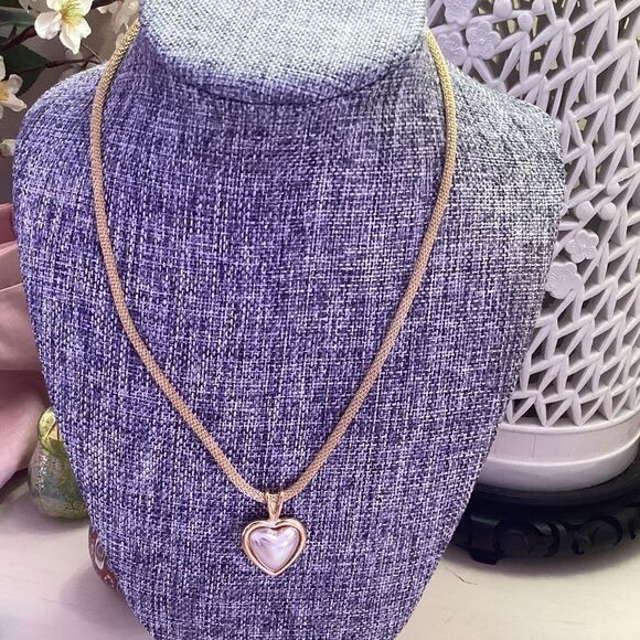 NWT. Goldtone Shiny Mesh Necklace with Faux Pearl Heart Pendant - Picture 2 of 6